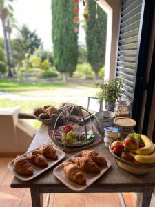 una mesa con pastas y otros alimentos. en Adamah Vayu -Casa Serenida, en Loulé