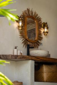bagno con specchio e lavandino di Makaii Tiny Villas with private pools a Canggu