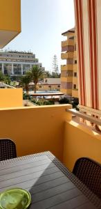 Balkón nebo terasa v ubytování Luminoso y bonito apartamento con piscina en frente del mar