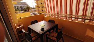 Balkón nebo terasa v ubytování Luminoso y bonito apartamento con piscina en frente del mar