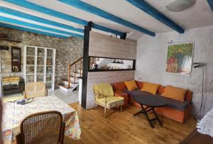 ein Wohnzimmer mit einem Sofa und einem Tisch in der Unterkunft Apartment Dalmatera in Rogoznica