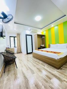 a bedroom with a bed and a colorful wall at Hùng Vương Hotel Hạ Long in Ha Long
