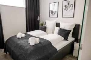 um quarto com uma cama com duas toalhas em BONNYSTAY l Modern l Zentral l Work Space l Kitchen l Smart TV l WLAN em Passau