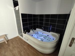Et badeværelse på NG SuiteHome - Lille I Roubaix Centre I Coq Français - Balnéo - Netflix - Wifi