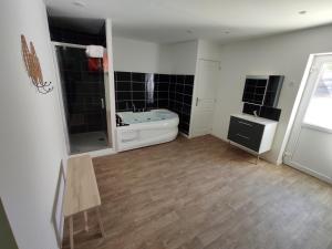 Fotografia z galérie ubytovania NG SuiteHome - Lille I Roubaix Centre I Coq Français - Balnéo - Netflix - Wifi v destinácii Roubaix