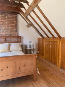 um quarto com uma cama e uma parede de tijolos em Stunning 1 bedroom self contained apartment em Kent