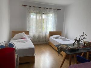 Postel nebo postele na pokoji v ubytování Rupa Guest House Camping Shkoder