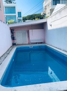 - une piscine avec banc à côté d'un bâtiment dans l'établissement Restelo House Shared Appartment, à Lisbonne