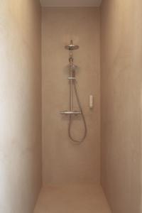 un bagno con doccia nell'angolo di una camera di Hotel Restaurant Tychon AG a Eynatten