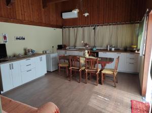 uma cozinha com mesa e cadeiras num quarto em Villa Tenuta ...un oasi di pace em Puntalazzo