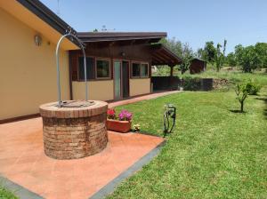 uma casa com uma fonte de tijolos no quintal em Villa Tenuta ...un oasi di pace em Puntalazzo