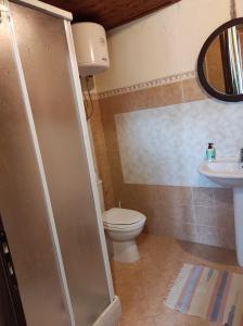 a bathroom with a toilet and a sink at Villa Tenuta ...un oasi di pace in Puntalazzo