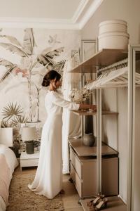 a bride in a white wedding dress in a room at Domaine de La Mazure in La Chapelle-Basse-Mer