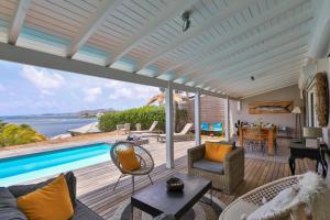 sala de estar con vistas al océano en LIFE IS GOOD IN CUL DE SAC, en Saint Martin