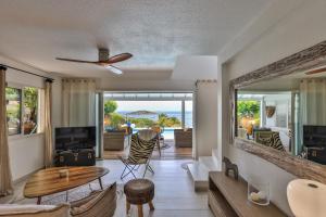 sala de estar con vistas al océano en LIFE IS GOOD IN CUL DE SAC en Saint Martin