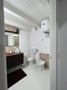 uma casa de banho com um WC e um lavatório em La Sterlizia Green&Orange em Noto