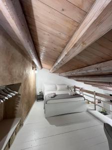 um quarto com uma cama e um tecto de madeira em La Sterlizia Green&Orange em Noto
