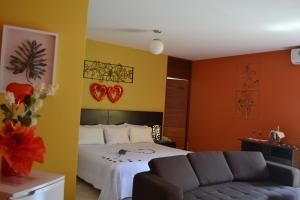 1 dormitorio con 1 cama y 1 sofá en Kajaca Suite Hotel, en Huacho