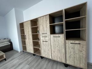 een grote houten kast in een kamer bij Apartament Modern cu o Camera in Timişoara