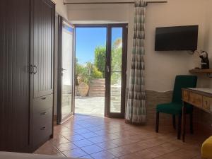 een kamer met een deur naar een patio bij B&B Casetta Minghitto in Anacapri