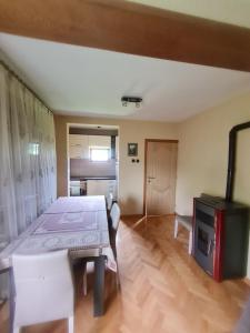 ein Esszimmer mit einem Tisch und Stühlen in einem Zimmer in der Unterkunft Apartmani Minjević in Bijelo Polje