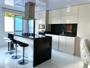 a kitchen with black and white cabinets and a counter at ATLANTIS CASA BOUTIQUE , con jacuzzi cerca de la playa in San Andrés