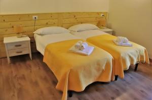 two beds with towels on them in a room at SOCIETA' AGRICOLA LAMBURE SRL in Popiglio