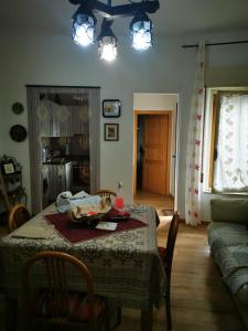 een woonkamer met een tafel en een bank bij Casa Mastio in Galtellì