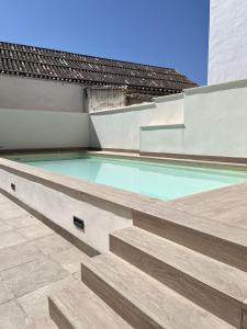 una piscina al lado de un edificio en Coello 31, en Jaén