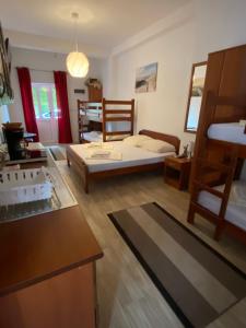 salon z łóżkiem oraz pokój z kuchnią w obiekcie Vila Ćorović w mieście Kumbor