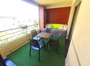 balkon z łóżkiem, stołem i krzesłami w obiekcie Le Dory - Appartement Centre Ville avec Terrasse, Parking & Wifi w Montpellier