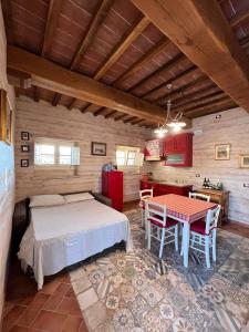 um quarto com uma cama e uma mesa num quarto em Agriturismo Santo Regolo - relax toscano ✺✺✺ em Torretta