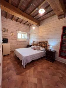 um quarto com uma cama num quarto com paredes de madeira em Agriturismo Santo Regolo - relax toscano ✺✺✺ em Torretta