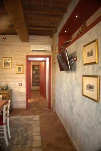 um corredor de uma casa com uma porta e uma televisão em Agriturismo Santo Regolo - relax toscano ✺✺✺ em Torretta