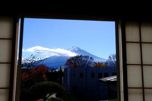 Elle offre une vue sur la montagne depuis sa fenêtre. dans l'établissement Maruyaso, à Fujikawaguchiko