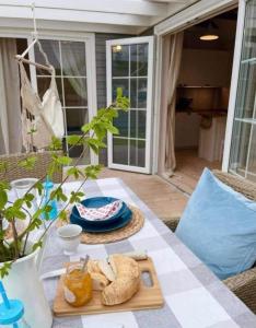 einen Tisch mit Brot und Essen auf einer Terrasse in der Unterkunft Happy In Dębki in Dębki