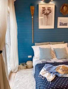 1 dormitorio con paredes azules y 1 cama en Happy In Dębki en Dębki