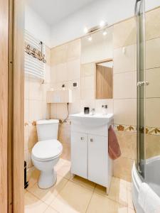 łazienka z toaletą, umywalką i prysznicem w obiekcie COCO Apartments Gdańsk Centrum Górka w Gdańsku