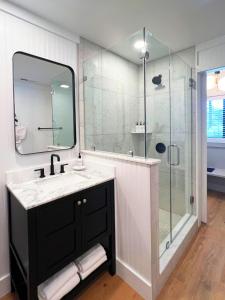 W łazience znajduje się umywalka oraz prysznic z lustrem. w obiekcie Hotel Cashiers w mieście Cashiers