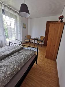 1 Schlafzimmer mit 2 Betten, einem Tisch und einem Esszimmer in der Unterkunft Haus Buron in Titisee-Neustadt