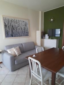 sala de estar con sofá y mesa en Casa Margherita en Mozzecane