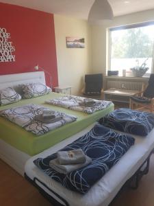 2 łóżka w pokoju z oknem w obiekcie Zentrales Apartement Bremen w Bremie