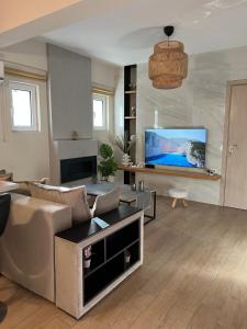 Televízia a/alebo spoločenská miestnosť v ubytovaní Cozy Spot Piraiki
