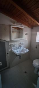 uma casa de banho com um lavatório e um WC em An Entire studio- Farida-Free Parking-Wifi em Xirokámbion