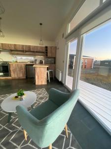 uma sala de estar com uma mesa e uma cadeira em CABAÑAS PAMPAS AUSTRALES em Puerto Natales