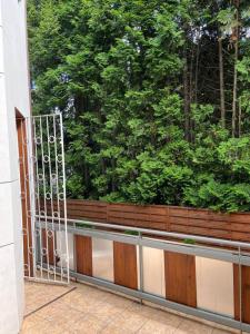 um portão aberto para uma varanda com árvores em Apartment Mokotów Wernyhory em Varsóvia