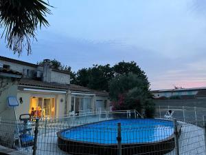 una casa con piscina en un patio en Villa de l’Eguille, en LʼÉguille