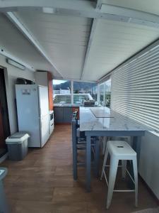 een keuken met een blauwe tafel en een koelkast bij Siesta in Hermanus