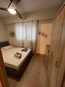 - une chambre avec un lit et des serviettes dans l'établissement Vicky’s studio, au Pirée