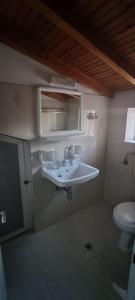 ein Bad mit einem Waschbecken und einem WC in der Unterkunft An Entire studio- Farida-Free Parking-Wifi in Xirokámbion